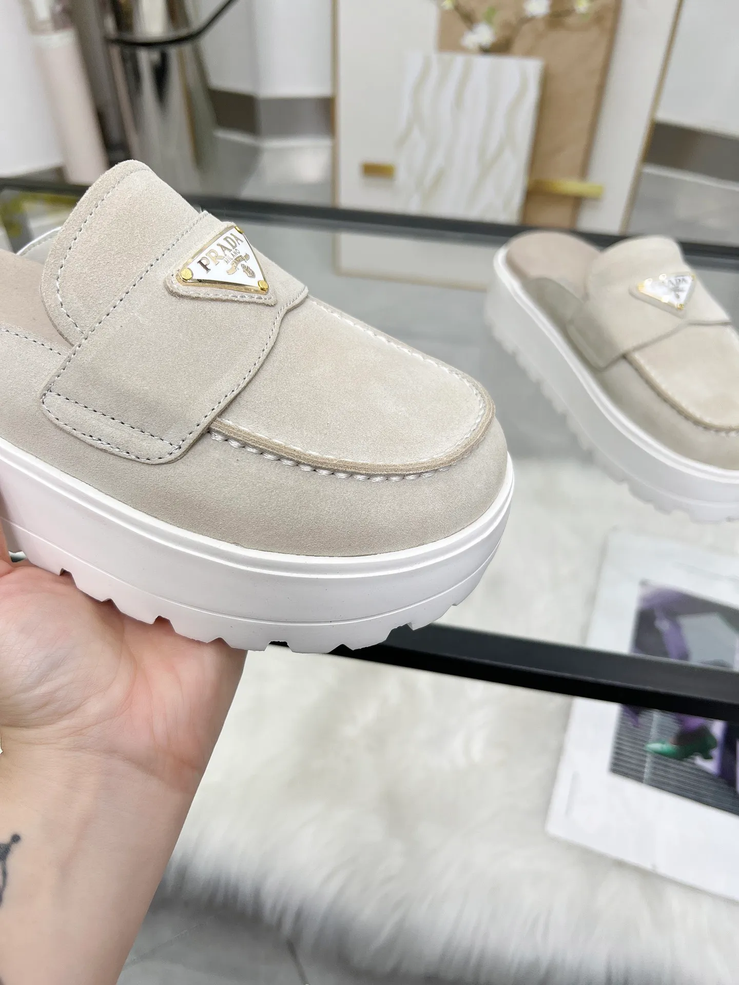 👟👟Ex-factory price 520👟👟 🌸Prada 2025 spring and summer new slippers 💫Velcro sandals The latest catwalk style, classic upgrades, both comfort and fashion. Each color combination looks good, and the design matches different style needs ✅Upper: original customized cowhide ✅Inner: original customized sheepskin lining, cowhide feet ✅Outsole: original molded anti-slip outsole ✅Number of codes: 35-40 (41 customized, non-refundable and non-exchangeable)